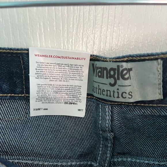 🆕🎉 Wrangler Authentic Men’s Dark Wash Jeans - Picture 4 of 5